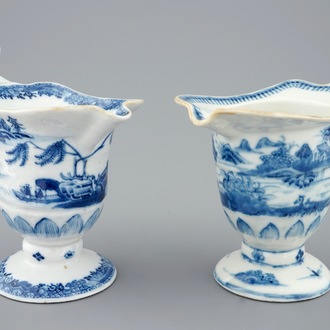 Een paar Chinese blauw-witte helvormige kannen, Qianlong, 18e eeuw